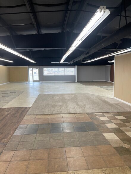 More Photos Of 680 SE 13th St, Ontario Showroom For Lease