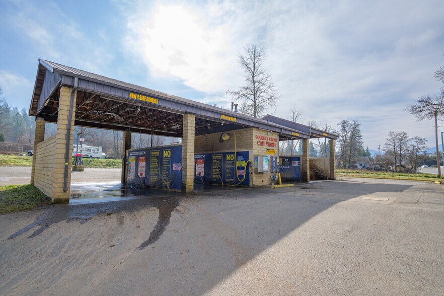 Primary Photo Of 2521 Williams Hwy, Grants Pass Carwash For Sale