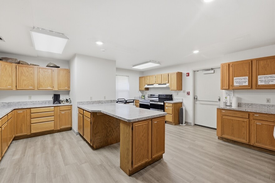 More Photos Of 2045 SE Green Oaks Blvd, Arlington Religious Facility For Sale