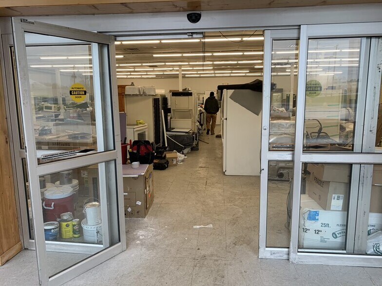 More Photos Of 901-1020 Fond du Lac Ave, Kewaskum General Retail For Lease
