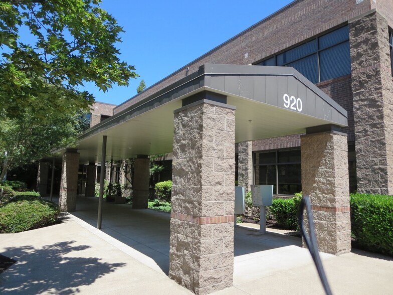 More Photos Of 920 Country Club Rd, Eugene Office For Lease