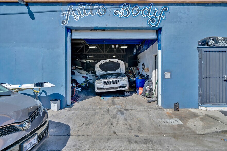 More Photos Of 14637 Aetna St, Van Nuys Warehouse For Sale