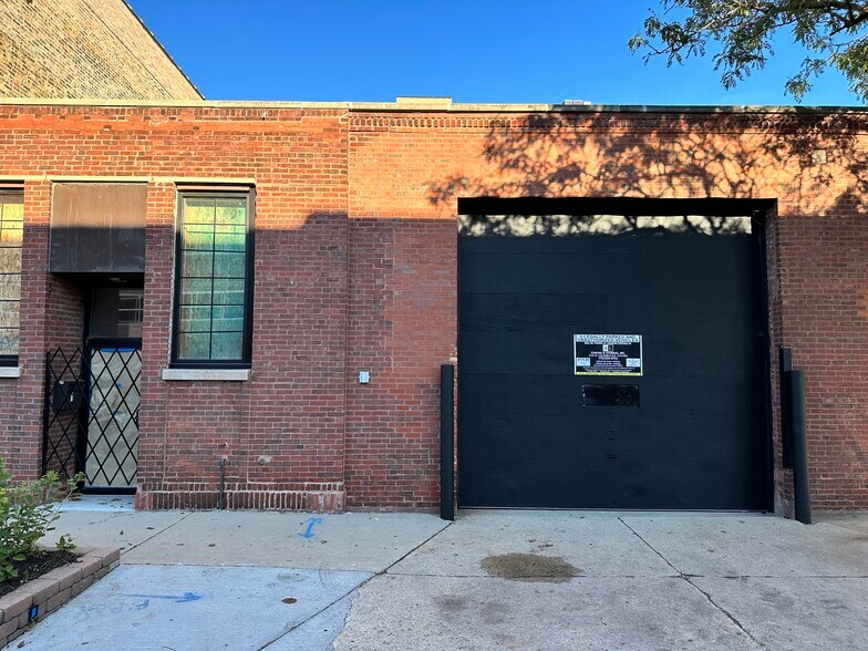 More Photos Of 309-319 N Justine St, Chicago Showroom For Lease