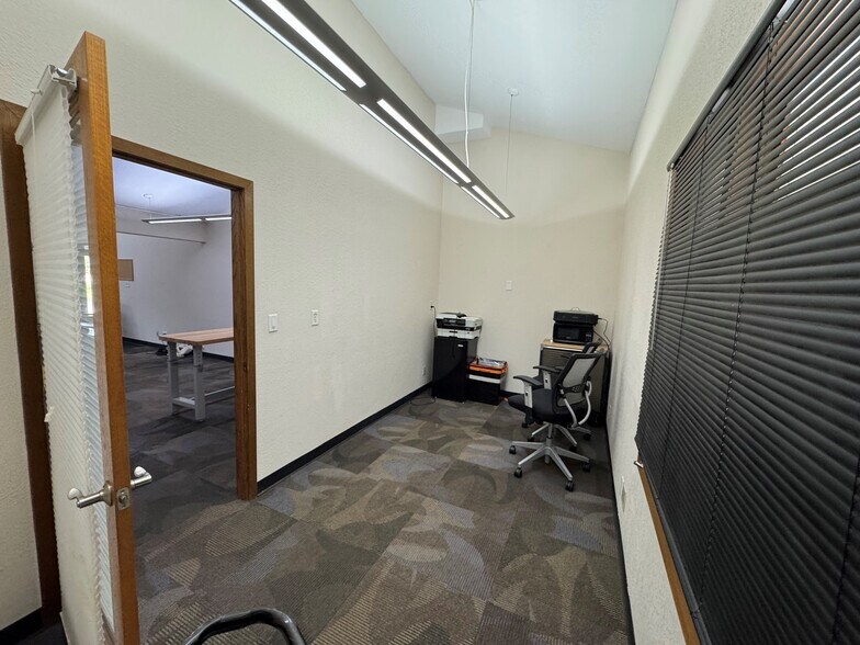 More Photos Of W229N2573 Duplainville Rd, Waukesha Storefront Retail Office For Lease