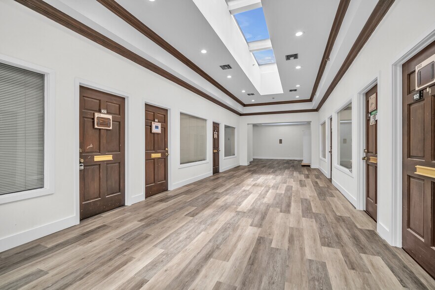 More Photos Of 1700 N Dixie Hwy, Boca Raton Office For Lease