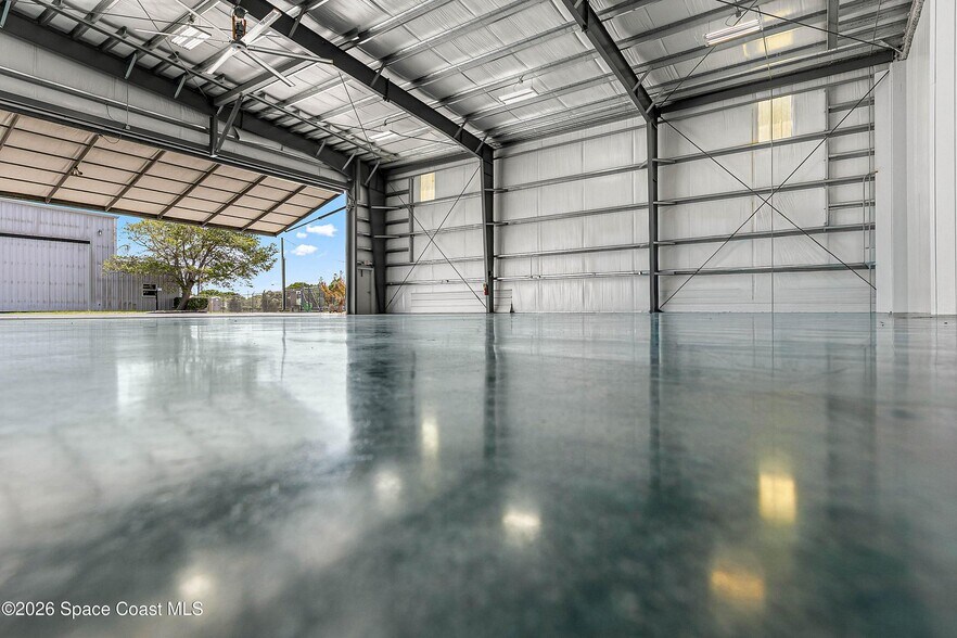 More Photos Of 805 Tower Access Rd, Melbourne Airplane Hangar For Sale