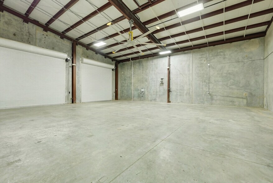 More Photos Of 6305 Beverlyhill St, Houston Warehouse For Sale