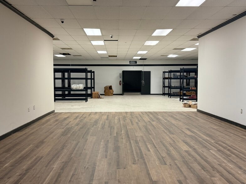 More Photos Of 28 Hawthorn Ln, Saint Marys Flex For Sale