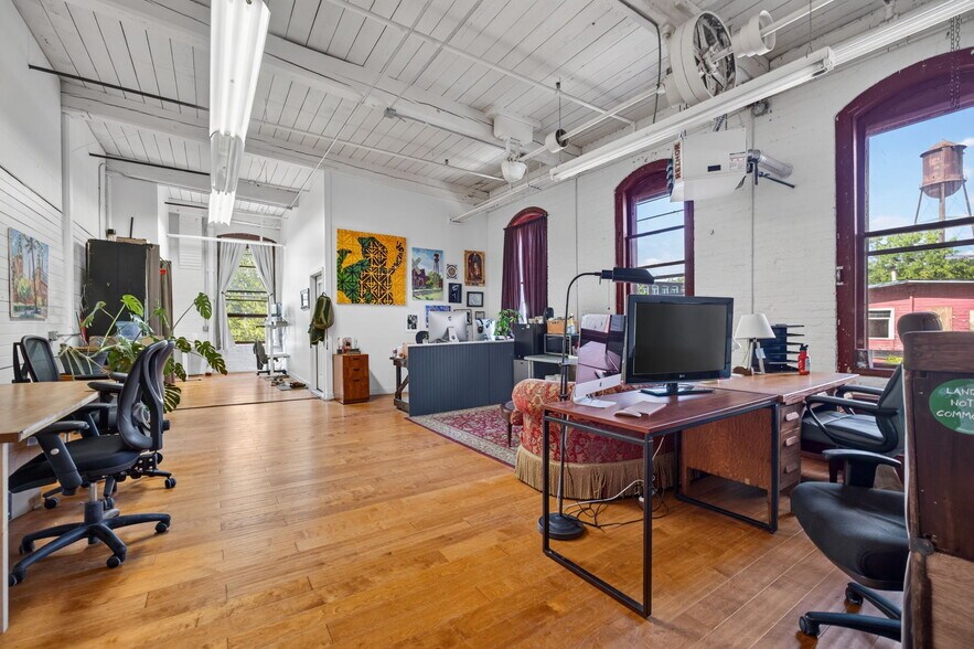 More Photos Of 420 Park St, Housatonic Flex For Sale