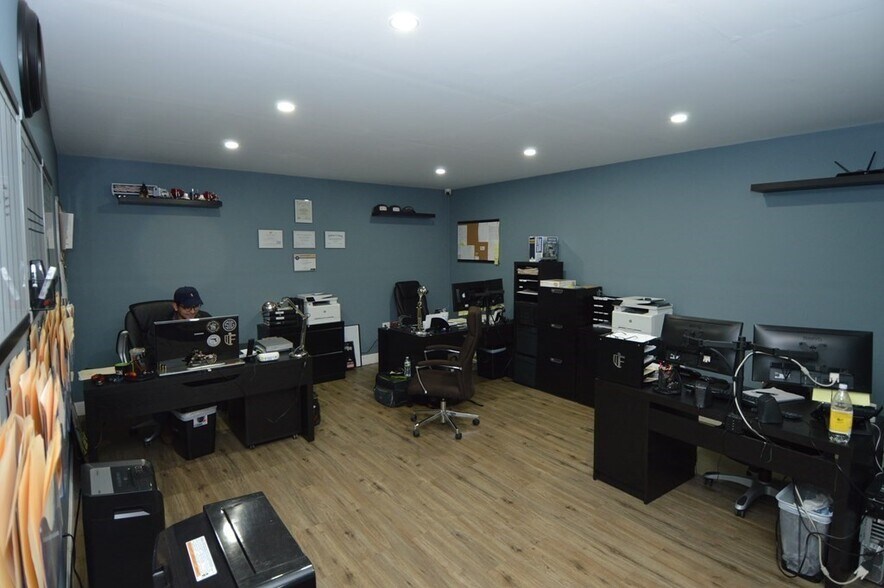 More Photos Of 384 Hartford Tpke, Shrewsbury Warehouse For Lease