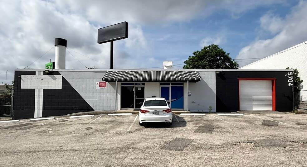 More Photos Of 5704 Kenwick St, San Antonio Service For Lease