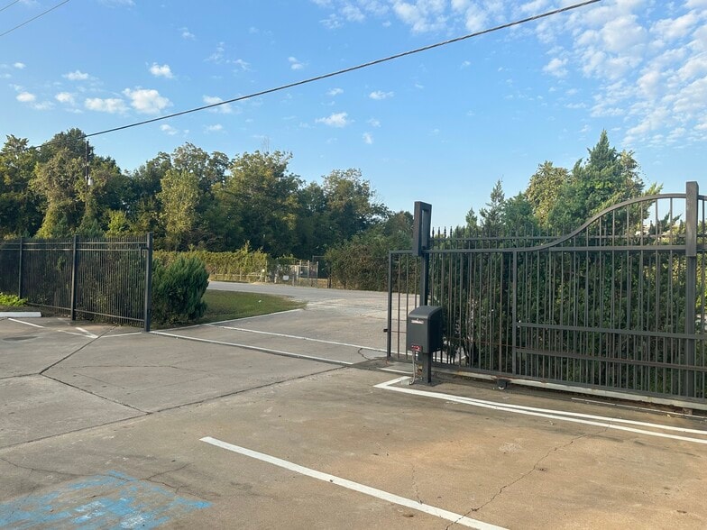 More Photos Of 8850 Windfern Rd, Houston Warehouse For Lease