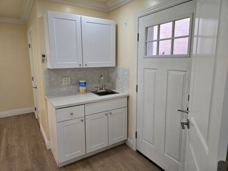 More Photos Of 910 S Victory Blvd, Burbank Storefront Retail Residential For Lease