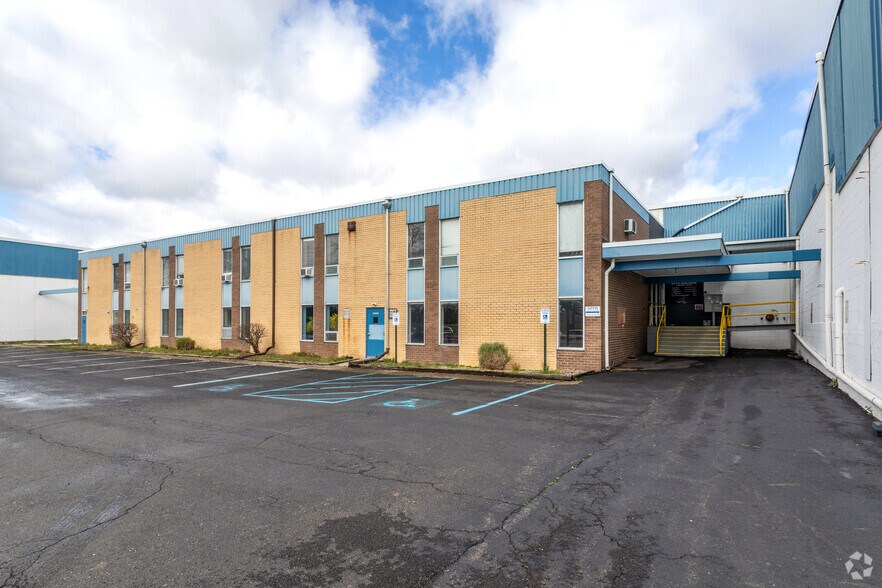 More Photos Of 100 Main St, Tullytown Warehouse For Lease