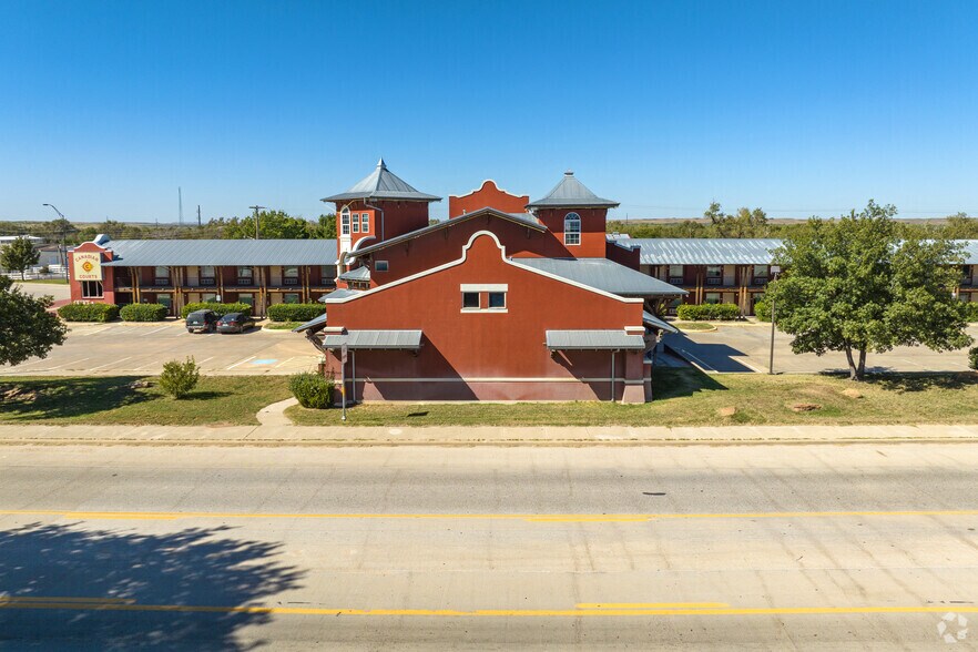 More Photos Of 220 N 2nd St, Canadian Hotel For Sale