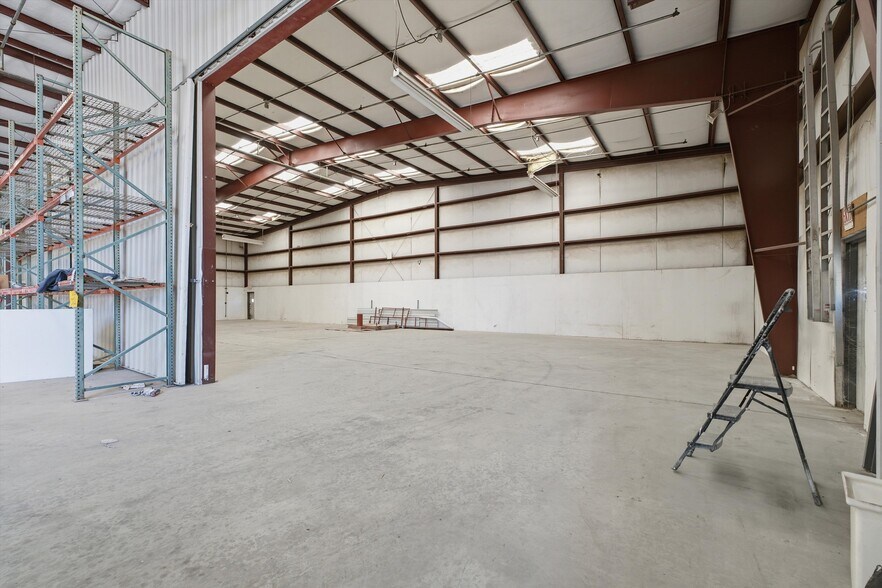 More Photos Of 1400 Orange St, Rosamond Warehouse For Lease