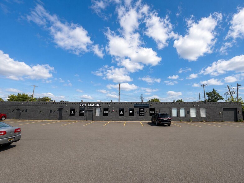 More Photos Of 465-471 S Schaefer Hwy, Detroit Freestanding For Sale