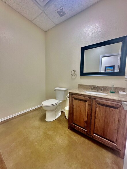 More Photos Of 602 US Highway 385 N, Seminole Flex For Sale