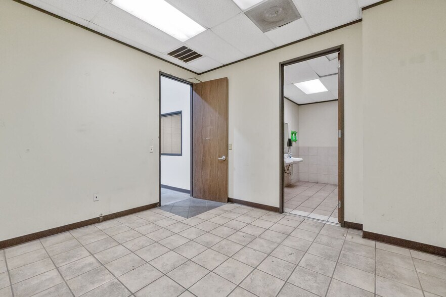 More Photos Of 5119 Hiltonview Rd, Houston Warehouse For Lease