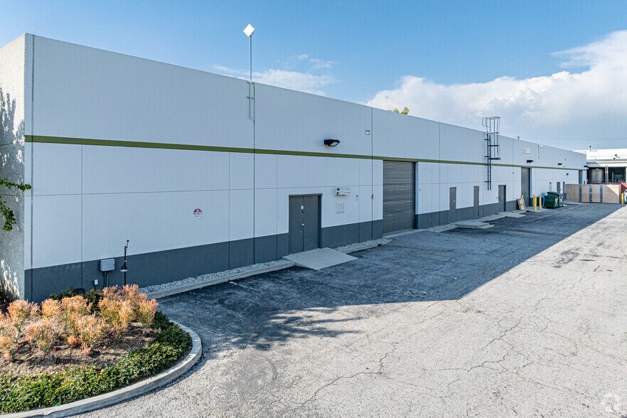 More Photos Of 3300-3328 Garfield Ave, Commerce Light Manufacturing For Lease