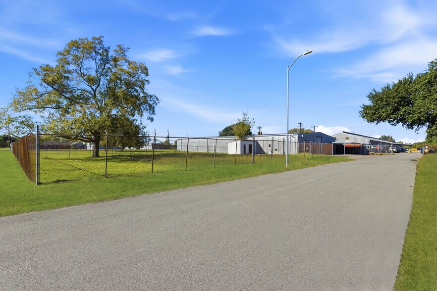 More Photos Of 13026 Rosecrest Dr, Houston Warehouse For Lease