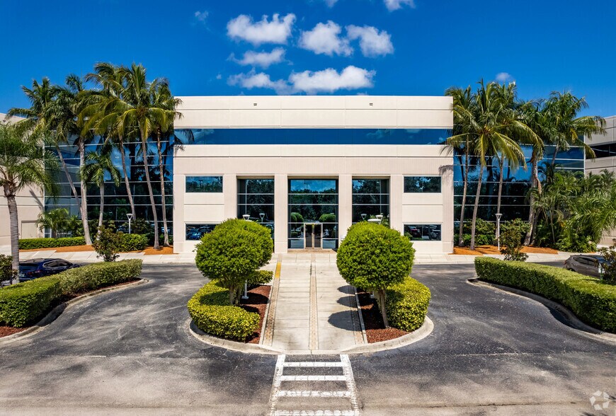 More Photos Of 101 Paramount Dr, Sarasota Office Residential For Lease