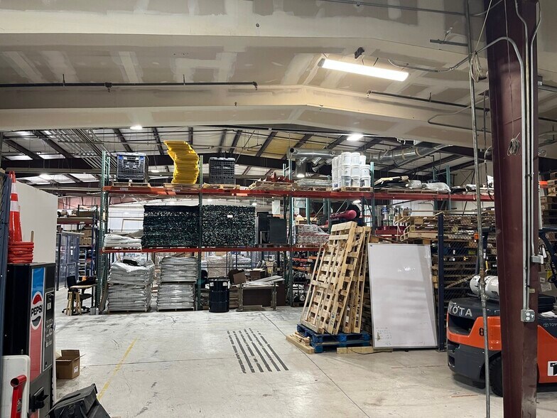 More Photos Of 1657 N State St, Lehi Manufacturing For Lease