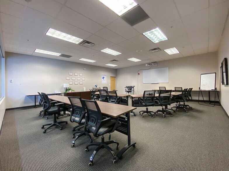 More Photos Of 8022 Southpark Cir, Littleton Flex For Sale