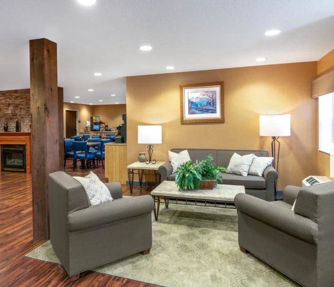 More Photos Of 1640 Cedar St, Raton Hotel For Sale