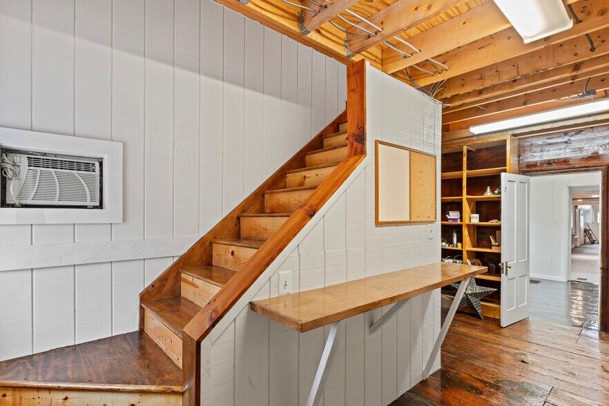 More Photos Of 20704 Ashburn Rd, Ashburn Unknown For Lease