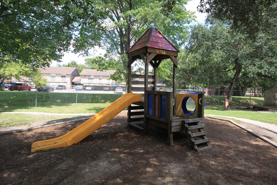 More Photos Of 3421 E Walnut St, Pearland Daycare Center For Sale