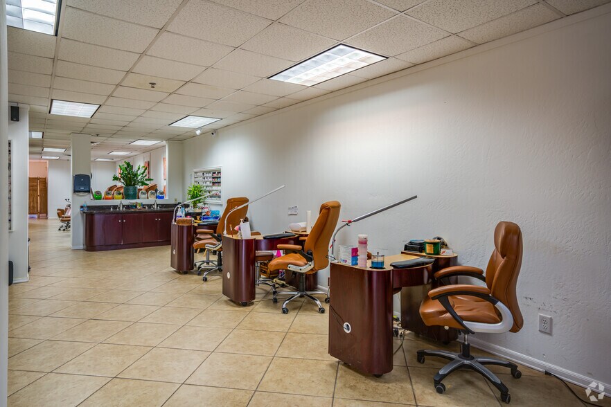 More Photos Of 711 E Carefree Hwy, Phoenix Unknown For Lease