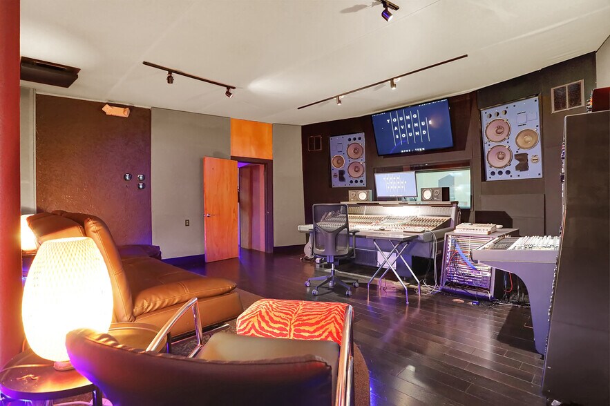 More Photos Of 2258 Young Ave, Memphis Loft Creative Space For Sale