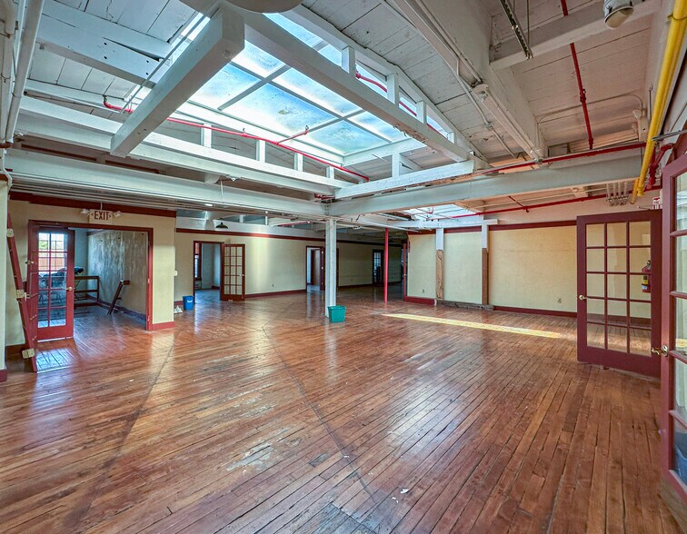 More Photos Of 305 Union St, Franklin Warehouse For Lease