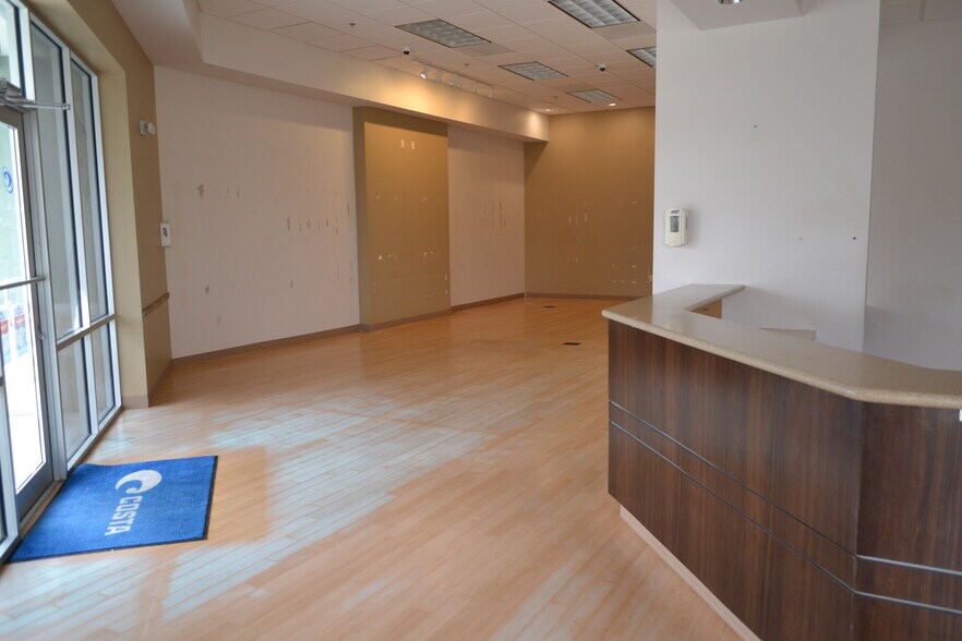 More Photos Of 17966 N Tamiami Trl, North Fort Myers Storefront Retail Office For Lease