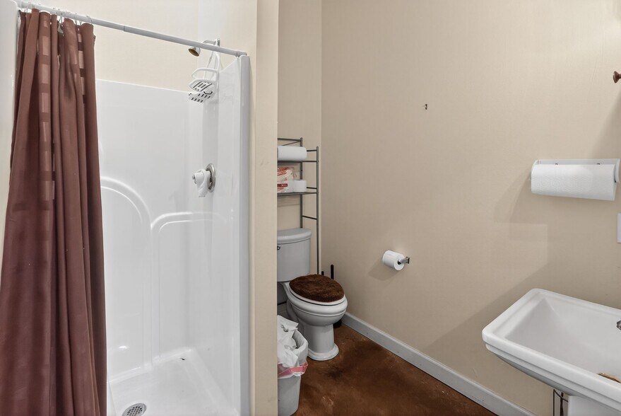 More Photos Of 15590 Florida Blvd, Baton Rouge Showroom For Sale