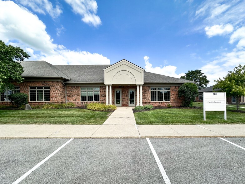 More Photos Of 901 Chestnut Hills Pky, Fort Wayne Office For Sale