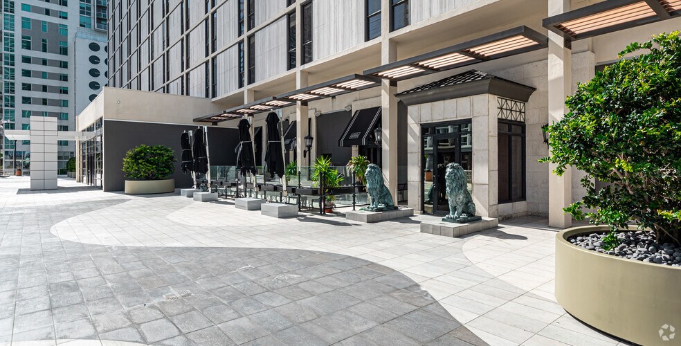 More Photos Of 444 Brickell Ave, Miami Office For Lease