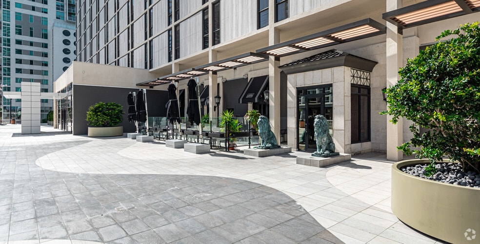 More Photos Of 444 Brickell Ave, Miami Office For Lease