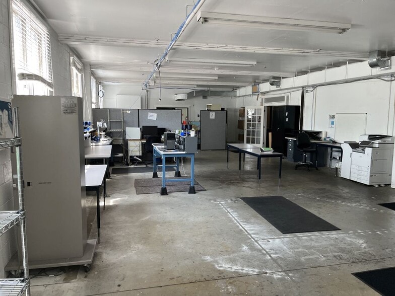 More Photos Of 393 Soundview Rd, Guilford Warehouse For Lease