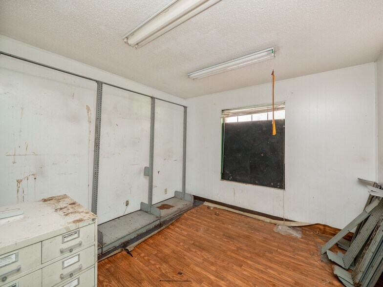 More Photos Of 8212 Georgian Dr, Austin Office For Sale