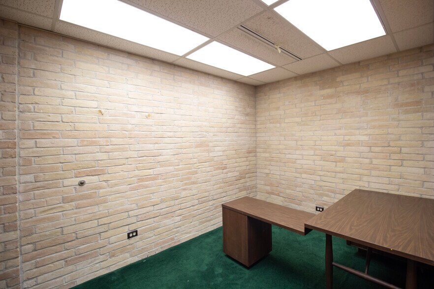 More Photos Of 600 S Closner Blvd, Edinburg Office For Sale
