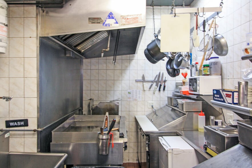 More Photos Of 146 Knickerbocker Ave, Brooklyn Storefront Retail Residential For Lease