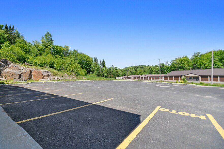 More Photos Of 1670 Rte 117, Val-david Showroom For Lease