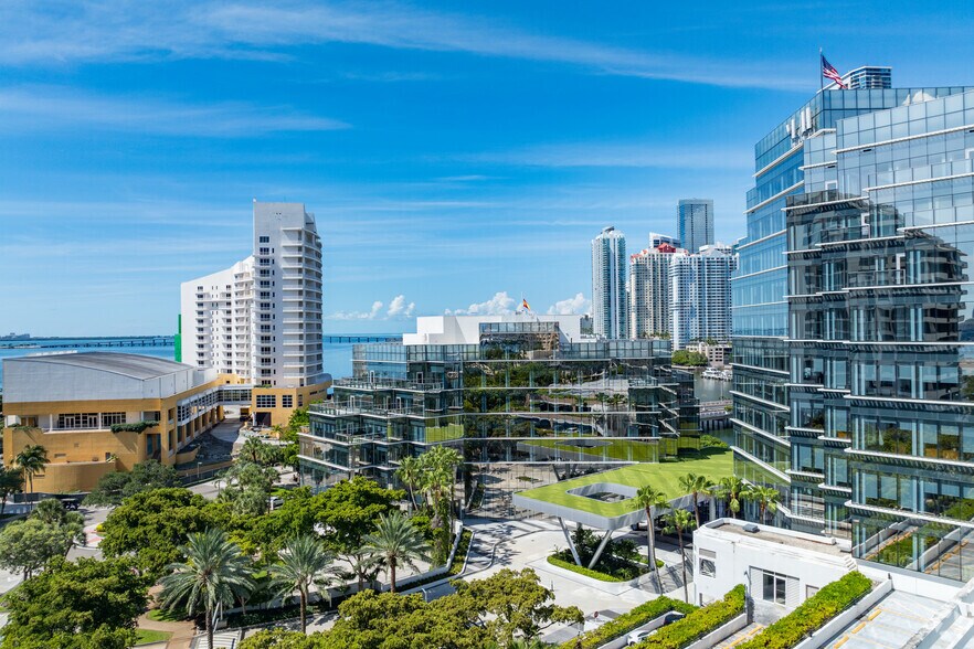 More Photos Of 501 Brickell Key Dr, Miami Office For Lease