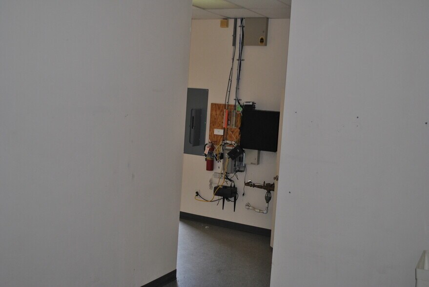 More Photos Of 2095-2103 S Highland Ave, Jackson Storefront Retail Office For Lease