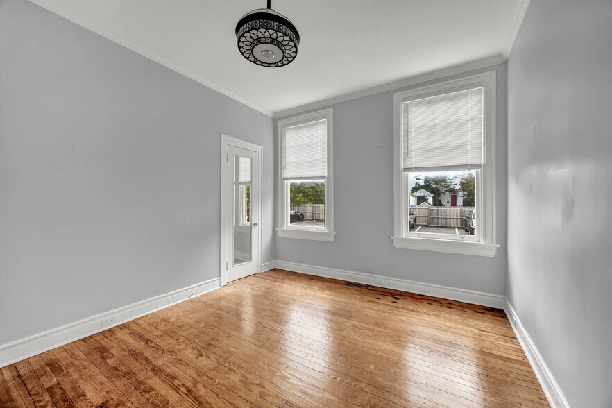 More Photos Of 8 S 7th St, Wilmington Office For Sale