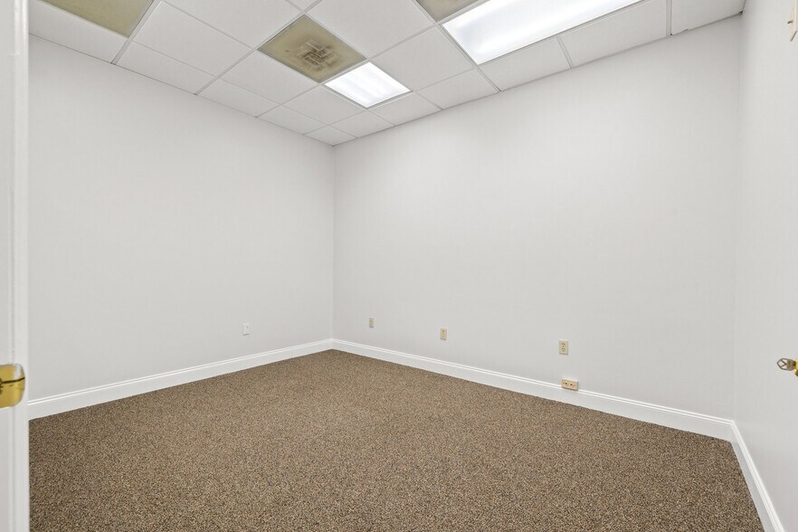 More Photos Of 3023 Eastland Blvd, Clearwater Office For Sale
