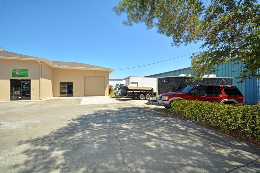 More Photos Of 920-936 36th Ct SW, Vero Beach Warehouse For Lease