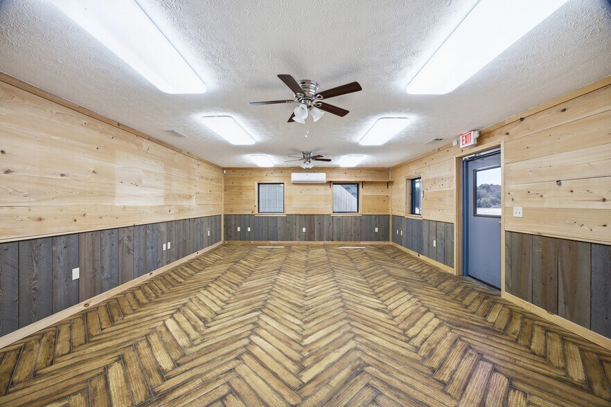 More Photos Of 1364 Candler Rd, Gainesville Truck Terminal For Lease